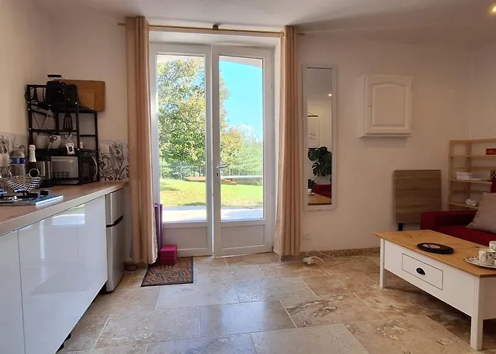 Les Sur La Colline - 28 M2 One Bedroom With Shared Pool *